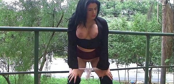  Mulher dos peitos grande  decide mostrar e se masturbar em local público. Cibele Pacheco